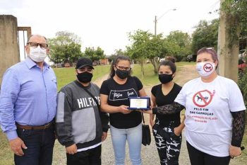 Prefeito foi ao local entregar placa que presta homenagem póstuma à ex-funcionária da unidade