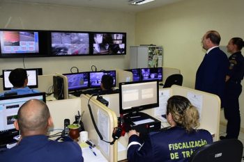 Prefeito Miki Breier na sala de controle integrado que permite ações rápidas tão logo placas sejam flagradas com alguma situação de irregularidade.