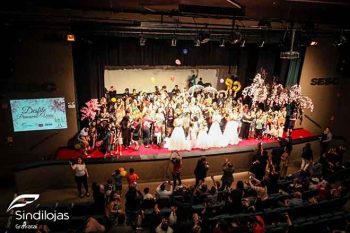 Todos ao palco! Desfile que mostrou moda Primavera/Verão 2019-2020 teve participação de mais de 40 empresas e lotou o Teatro do Sesc de Gravataí