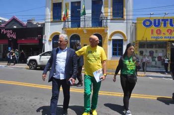 Empresário Luciano Hang, com o prefeito Marco Alba. Passagem por Gravataí incluiu visita à Acigra e ao local onde vai ser construída a filial da Havan na cidade
