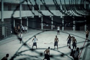 Reportagem compara mortalidade em presídios públicos e privados