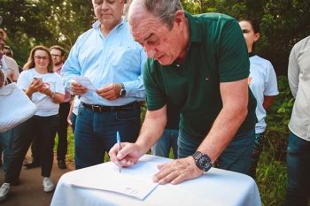 Prefeito e vice Dr Levi na autorização de início das obras na Estrada Lomba do Vadeco