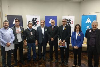 Candidatos posaram para foto minutos antes de começar o primeiro web debate da história de Gravataí