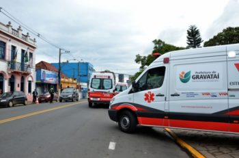 Ambulâncias saíram rodando da frente da Prefeitura