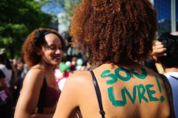 Mulheres são a maioria na sociedade, tem escolaridade melhor e com menos idade - mas ganham menos, chegam menos aos postos de chefia e ainda precisam lutar contra o preconceito e a violência de gênero. Foto: Agência Brasil
