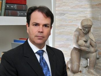 No consultório, Leone é o Doutor Marcelo - profissional reconhecido na cidade | Divulgação