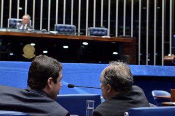 Reguffe (Sem partido-DF) e Cristovam Buarque (PPS-DF), alvo de assédio, na foto de ANA VOLPE
