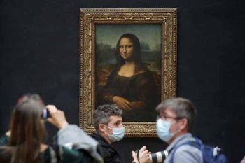 Jornalistas em frente ao quadro ’Mona Lisa’, no Louvre, que prepara reabertura, na terça-feira
