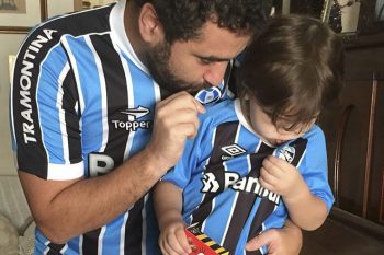 Herculano e o filho Raul em foto de agora há pouco, já fardados para a final da Libertadores