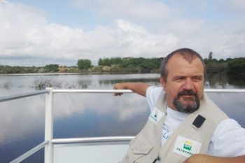 seguinte-73136-noticias18238.jpg Sérgio Cardoso navegando pelo rio Gravataí no barco-escola do projeto Rio Limpo