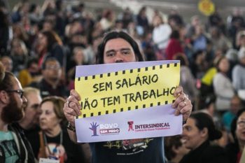 Professor protesta durante assembleia no Gigantinho | Foto GUILHERME SANTOS