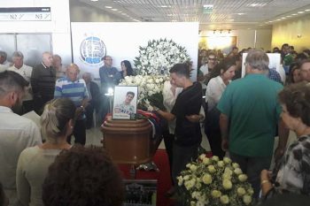 Centenas de pessoas foram à Arena do Grêmio para se despedir do zagueiro Filipe neste domingo