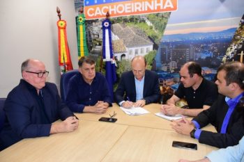 Prefeito Miki Breier, vice Maurício Medeiros e presidente da Câmara Fernando Medeiros, apresentam novo contrato de iluminação pública