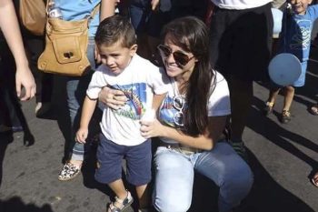 Vanessa Lúcio, presidente da Nova Horizonte, com o filho Murilo, na primeira caminhada em Gravataí