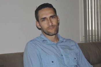 Ex-jogador Régis Júnior vive, atualmente, com limitações físicas e neurológicas por causa das sequelas resultantes de uma agressão sofrida em 1999 durante um jogo de futebol profissional