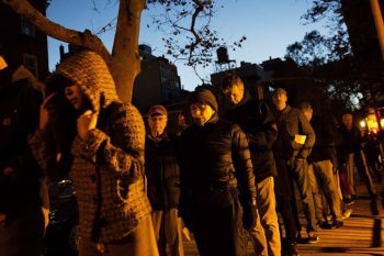 Eleitores fazem fila para votar antes do amanhecer, em Nova York | Foto DAVID GOLDMAN