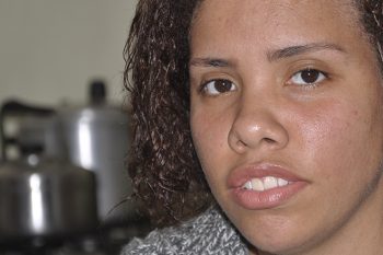 Depois de três tentativas de suicídio, Júlia, há um ano em tratamento após ser diagnosticada com transtorno bipolar, diz que quer ajudar outras pessoas que têm o problema