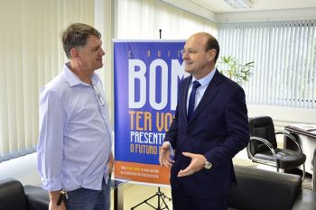 Maurício Medeiros e Miki Breier, no gabinete do prefeito