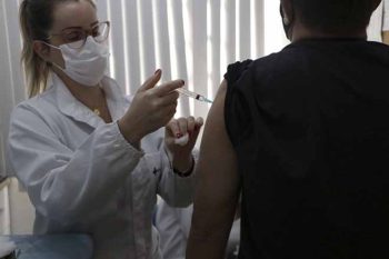 Quase 9 a cada 10 da população adulta já foi vacinado com pelo menos uma dose