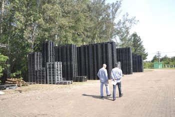 Green Pallet, empresa fundada há sete anos em Gravataí, transforma cerca de 100 toneladas de plástico em pallets, por mês