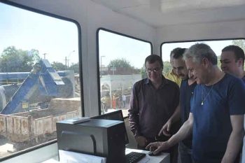 Prefeito Marco Alba acionou, na sala de comando, equipamentos da nova usina de asfalto que tem capacidade para produzir até 100 toneladas por hora, três vezes mais que a unidade que foi substituída