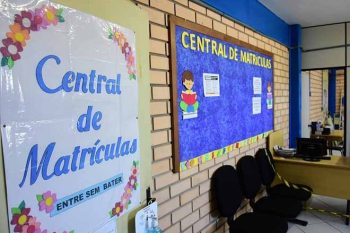 Pais poderão optar por enviar seus filhos às escolas ou mantê-los no ensino remoto