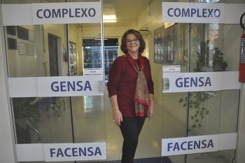 Eunice de Oliveira, professora que já trabalhou nas redes estadual e municipal, e com três ex-prefeitos de Gravataí, é a diretora do Gensa/Facensa há 27 anos.