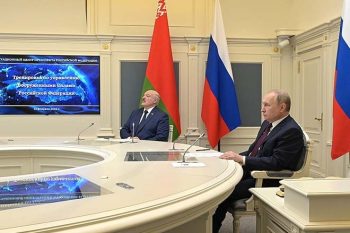 Vladimir Putin e o presidente da Bielorrússia, Alexander Lukashenko, observam exercícios militares na sala de situação do Kremlin | Foto KREMELIN