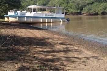 A beira do rio Gravataí exposta com a seca e o barco catamarã Rio Limpo demonstram a gravidade. Fato acontecido em anos recentes | Foto BARCO ESCOLA RIO LIMPO