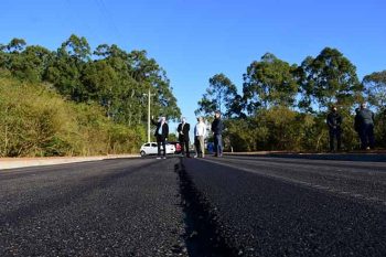 Prefeito foi conferir prolongamento da Estrada dos Caetanos, que deve ser concluído no final de junho