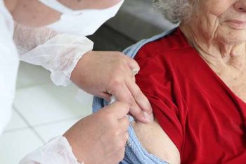 Idosos moradores de ILPIs começam a receber a segunda dose da Coronavac