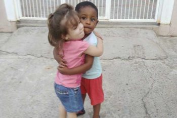 Lauren e Lucas: exemplo de atitude infantil que deveria ser seguida e exercitada pelos adultos