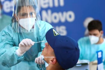 Testagem indica que incidência de casos é grande - especialmente porque assintomáticos, em geral, espalham o vírus sem sequer saber que são portadores da Covid-19. Foto: Agência Brasil