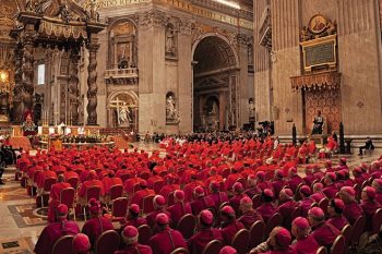 O colégio cardinalício e os bispos assistem o consistório de Francisco e a nomeação dos 17 novos príncipes da Igreja na basílica de São Pedro | Foto JAMES RAJOTTE