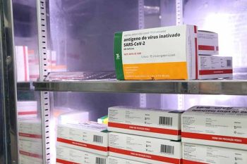 Recebimento de mais de 13 mil doses de vacina também servirá para imunizar todos os profissionais da saúde e quilombolas