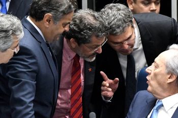 O presidente do Supremo, Ricardo Lewandowski, conversa com senadores na sessão do Senado