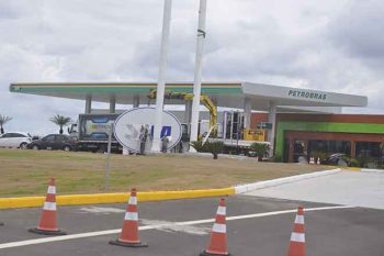 Placa com logomarca da rede SIM estava sendo preparada agora ao meio dia para ser colocada no alto, na entrada do paradouro que vai ser inaugurado em Gravataí, na Freeway, na semana que vem. | Foto: Guilherme Klamt