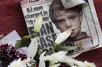 Etan Patz na capa de um jornal em 2012, em um memorial em Nova Iorque. Foto| Mark Lennihan | Associed Press