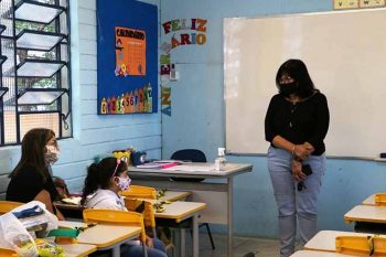 Secretária da Educação Sônia Oliveira visitou escolas e participou de acolhimento a famílias e alunos