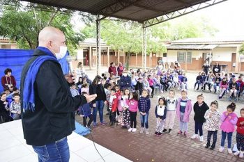 O autor André Neves, cujas obras foram adotadas pela escola, conversou com os estudantes na tarde desta quarta-feira