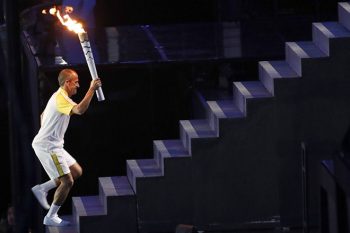 Vanderlei de Lima ascende com a tocha para o pebetero de Maracaná | Foto LAVANDEIRA JR