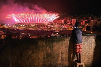 Menino do morro da Mangueira assiste os fogos da cerimônia de encerramento dos Jogos | Foto CARL DE SOUZA