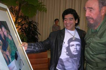 Maradona no programa de televisão cubano ’La hora 10’ com o então presidente Fidel Castro, em 2006