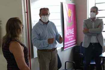 Prefeito Luiz Zaffalon e secretário da Saúde Régis Fonseca visitaram a Apae da diretora Simone Bitello