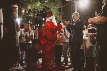 Prefeito abriu evento na Praça da Bíblia com diversas atrações musicais, além da chegada do Papai Noel