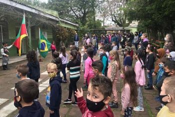 A escola está promovendo uma ação de doação de alimentos, como presente de aniversário