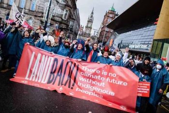 Indígenas brasileiras no Global Day of Action for Climate Justice, nas ruas de Glasgow, no sábado | Foto CAIO MOTA | Apib