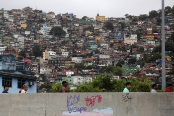 Eleitores fazem fila na Rocinha para votar para prefeito do Rio de Janeiro no segundo turno, neste domingo | Foto PILAR OLIVARES