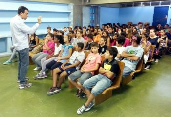 Na escola Polivalente fazendo uma das coisas que mais gosta: dar palestras a crianças e jovens