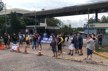 Protesto fecha os portões da empresa em busca de uma solução para o impasse dos demitidos